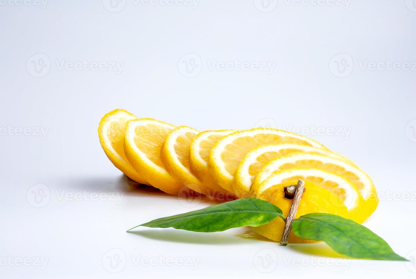 la fetta di limone e limone sullo sfondo bianco foto