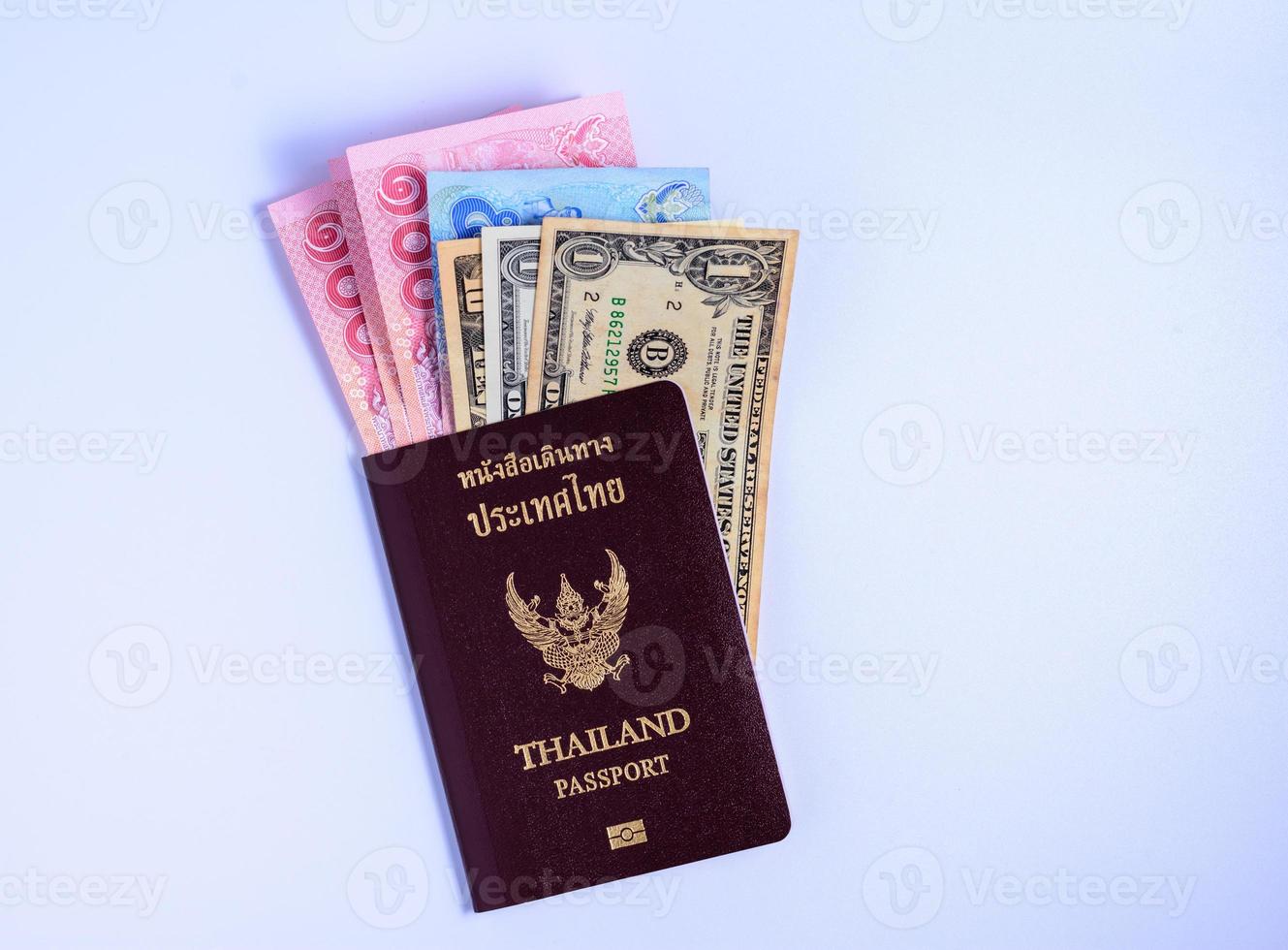 passaporti thailandesi e denaro per il viaggio foto