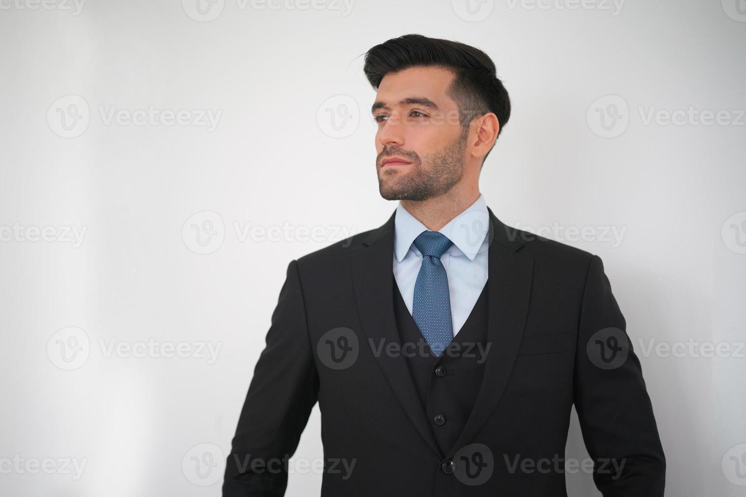 elegante giovane uomo bello caucasico su sfondo bianco, ritratto di moda in studio. foto