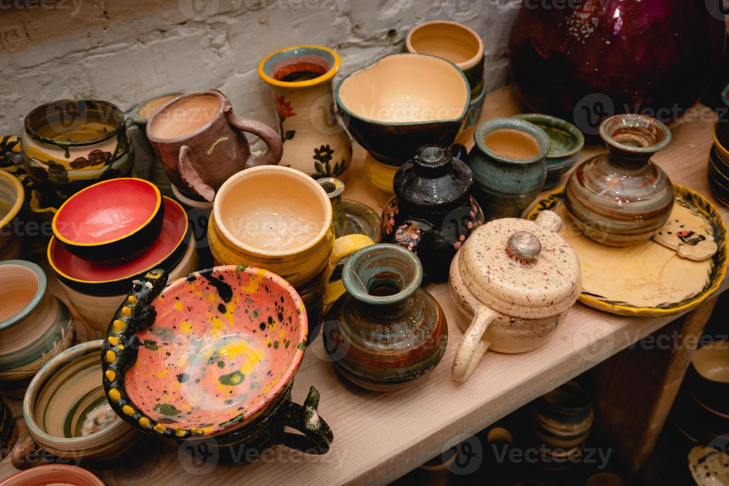 stoviglie in ceramica fatte a mano, collezione di ceramiche colorate in argilla. foto