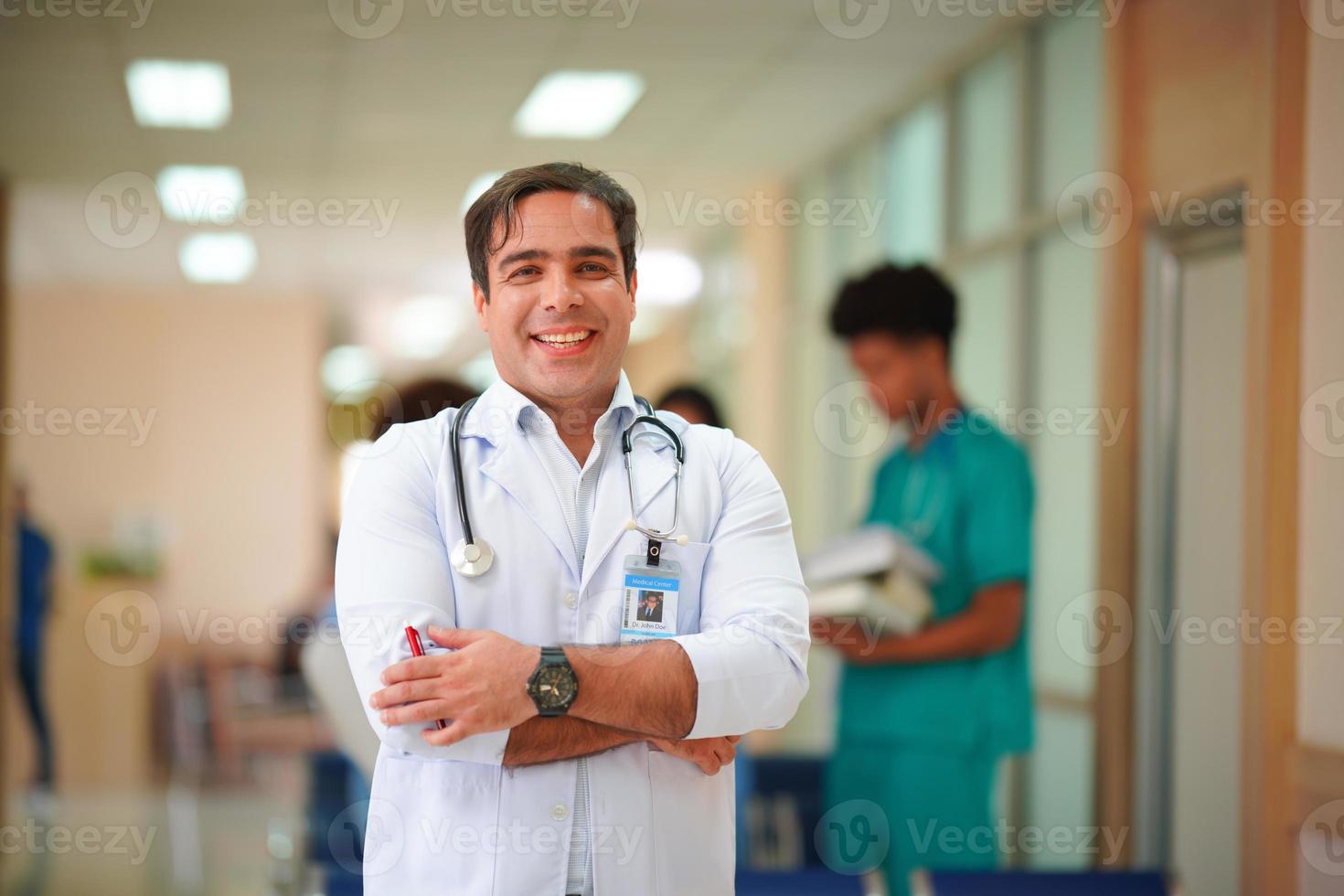 equipe medica internazionale. personale medico ospedaliero. incontro medico e infermiere asiatico e caucasico di razza mista. clinica e stetoscopio. foto