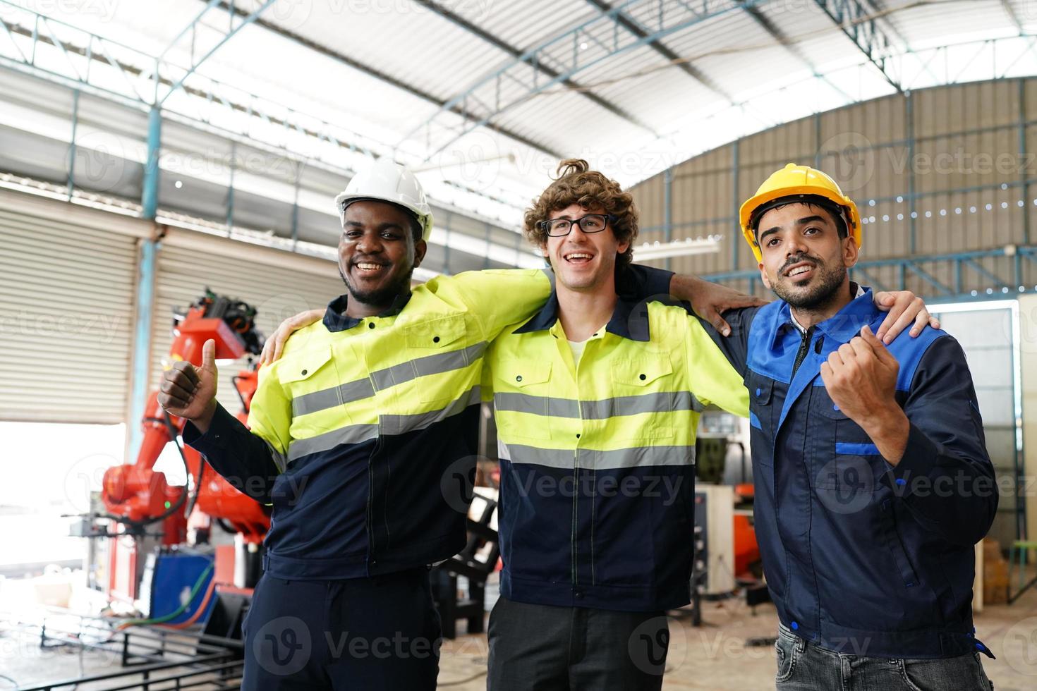 ingegnere industriale o lavoratore che indossa un casco mentre si trova in una fabbrica industriale pesante. la manutenzione cercando di lavorare su macchinari industriali e controllare l'installazione del sistema di sicurezza in fabbrica. foto