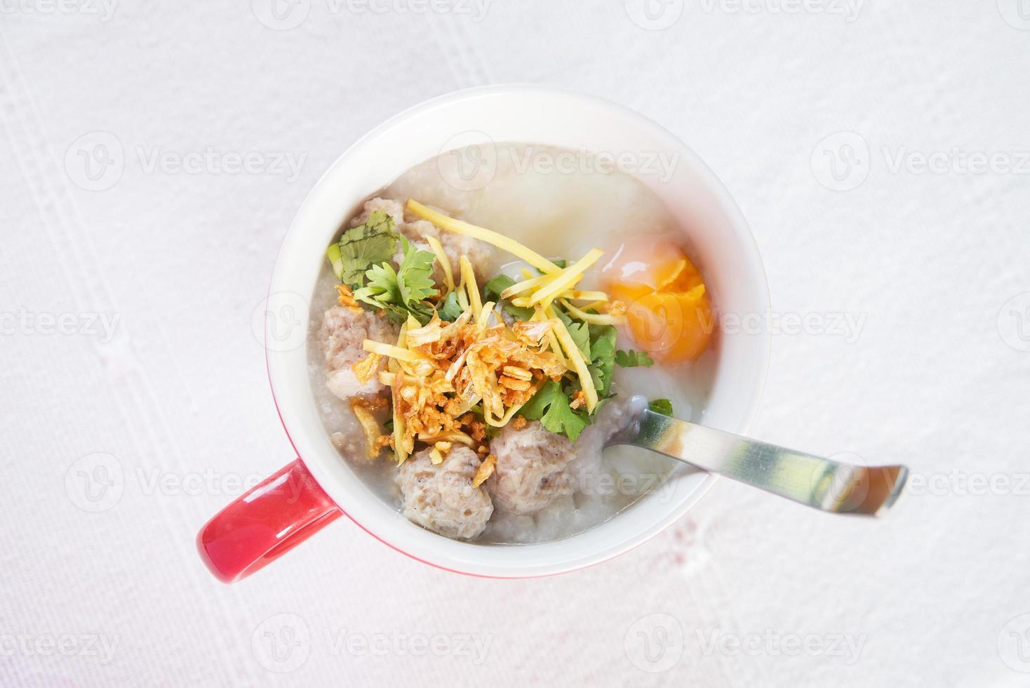 colazione in stile tailandese con carne di maiale e uovo alla coque foto