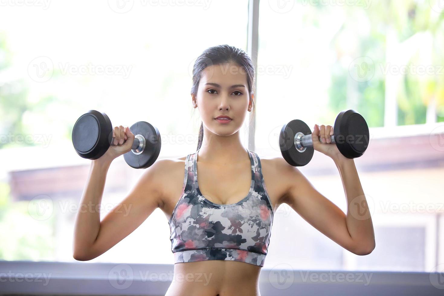 giovane donna asiatica allenamento ed esercizio in palestra. foto