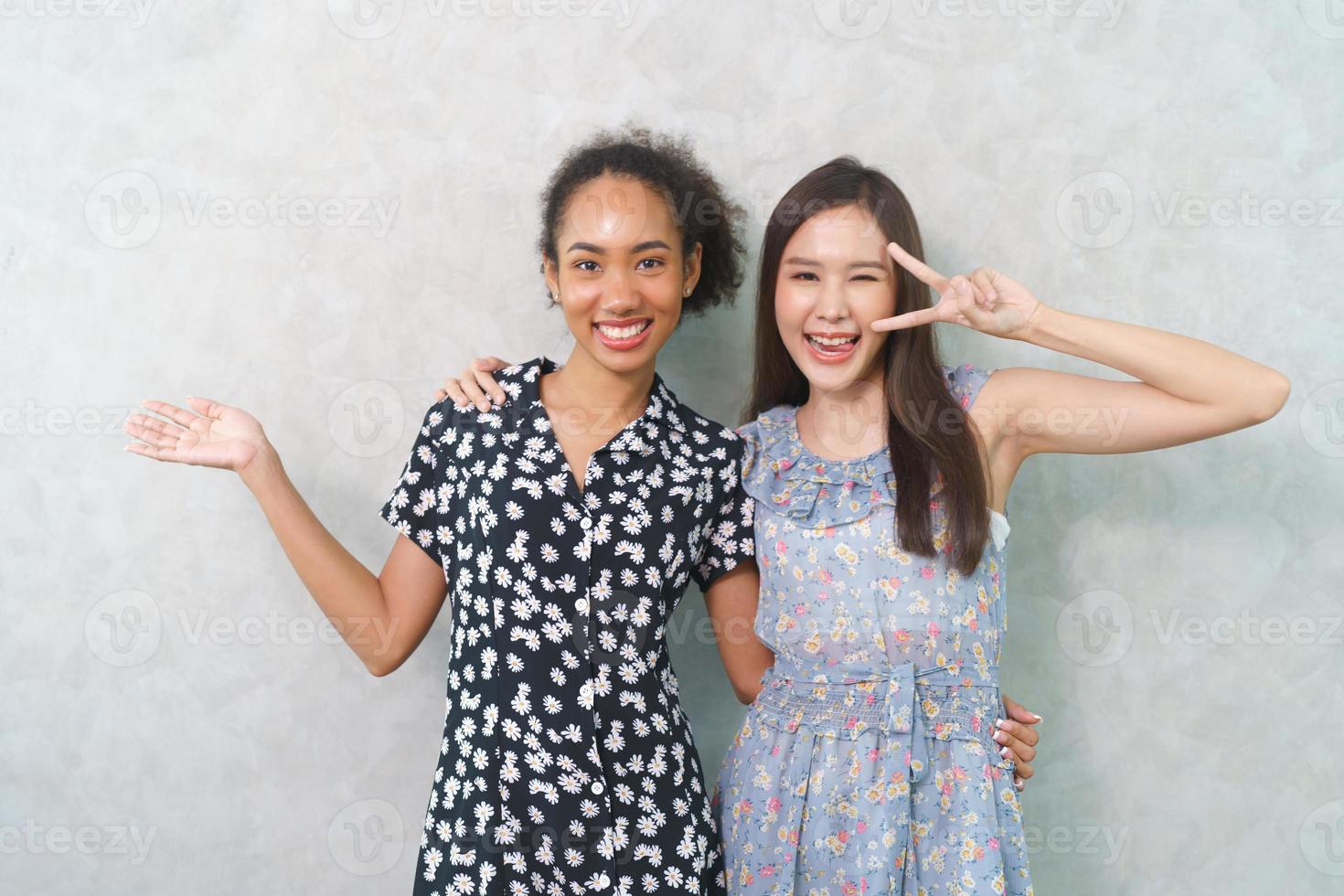 primo piano stile di vita indoor ritratto di tre giovani amici divertenti si divertono e fanno finta di volti. atmosfera da festa a casa. giornata internazionale della donna. gruppo di tre giovani donne felici che sorridono. generazione z foto