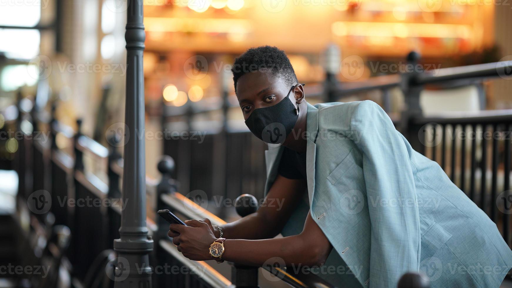 uomo afroamericano che si diverte a camminare nel centro della città - giovane ragazzo felice che si gode il tempo al tramonto all'aperto - stile di vita della generazione millenaria e concetto di atteggiamento positivo delle persone foto