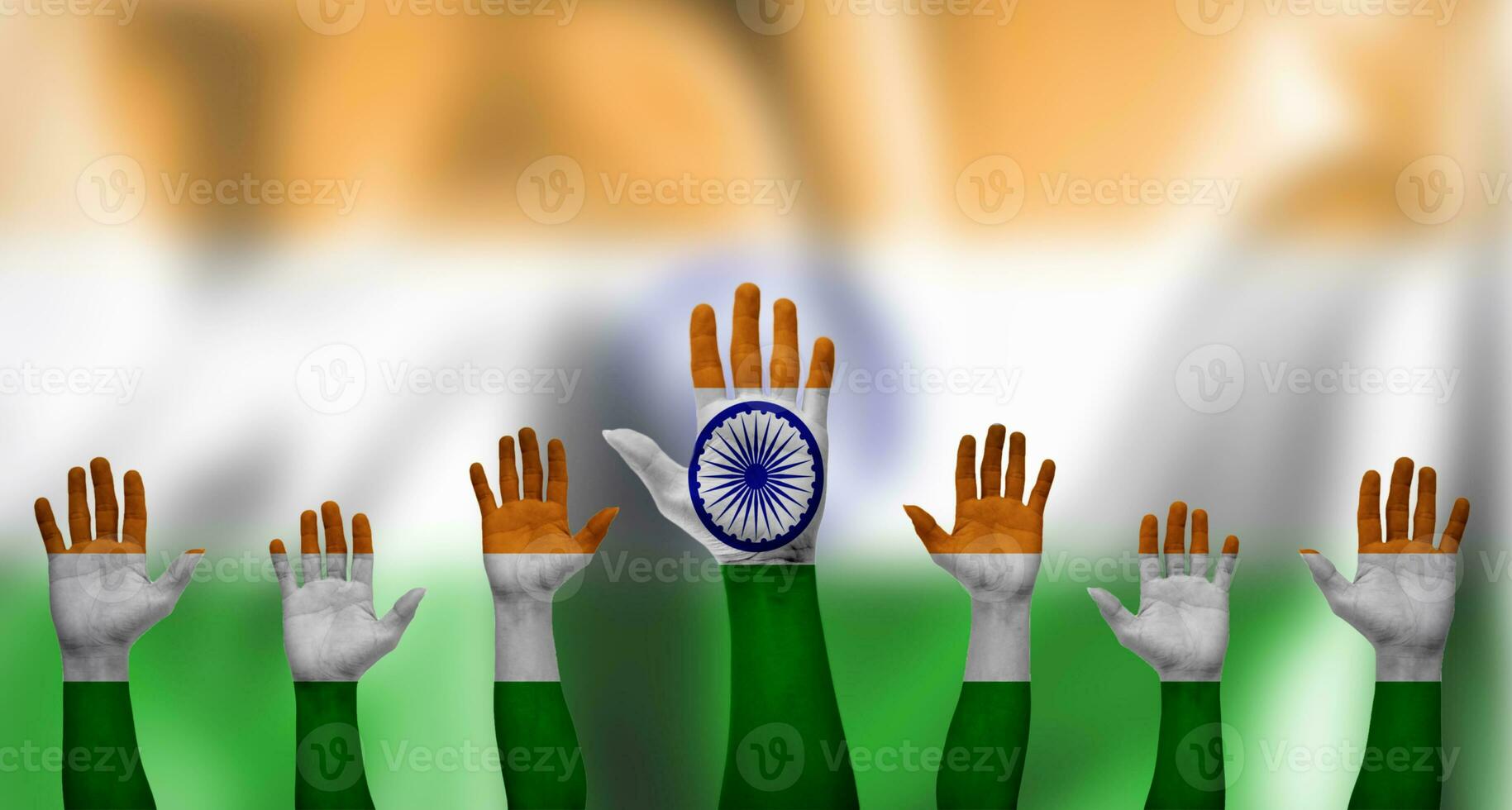 pittura della bandiera nazionale dell'india sulle mani. concetto di parità di diritti umani foto