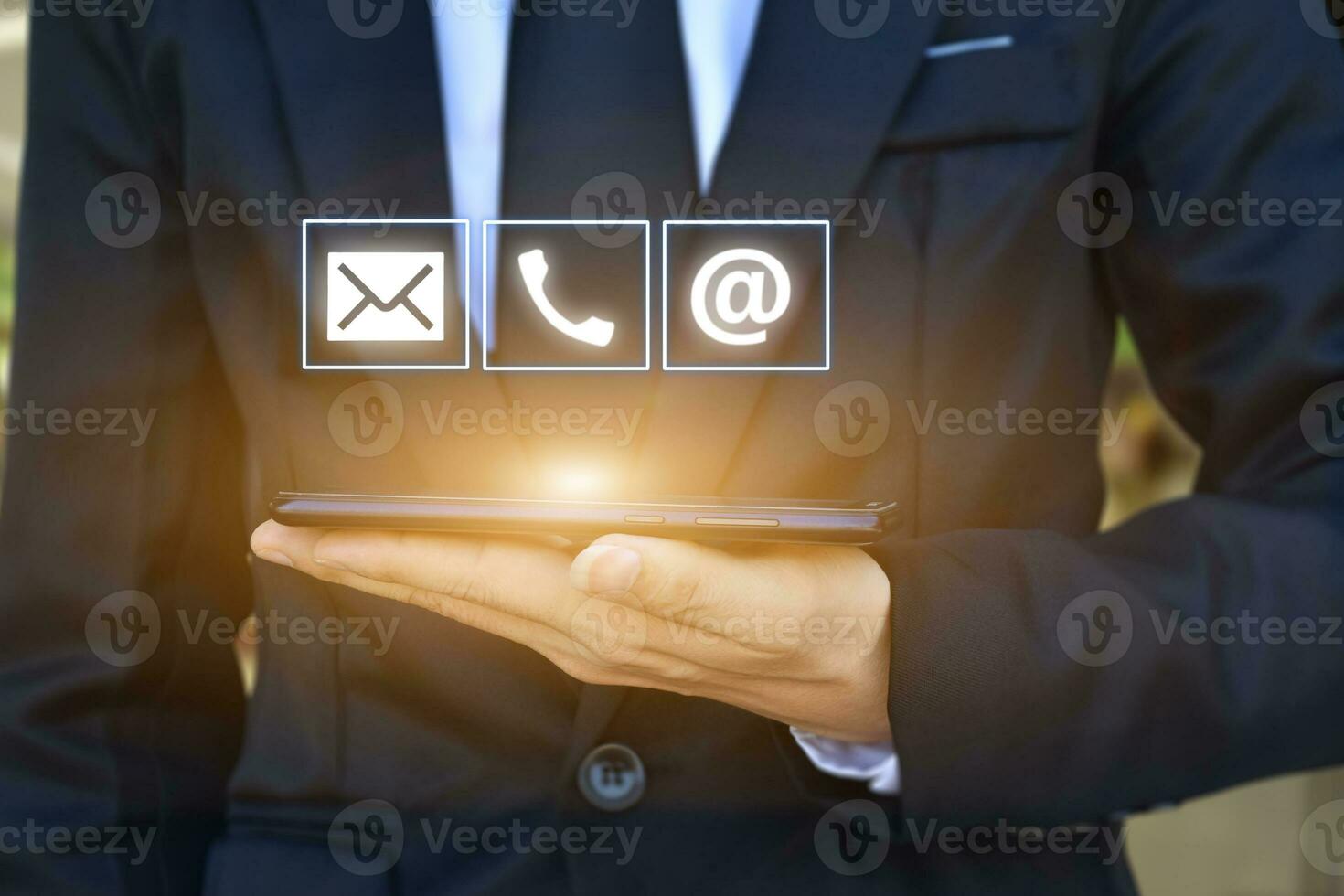 contattaci, mano dell'uomo d'affari che tiene telefono cellulare con indirizzo, telefono, icona e-mail. concetto di call center del servizio clienti. foto