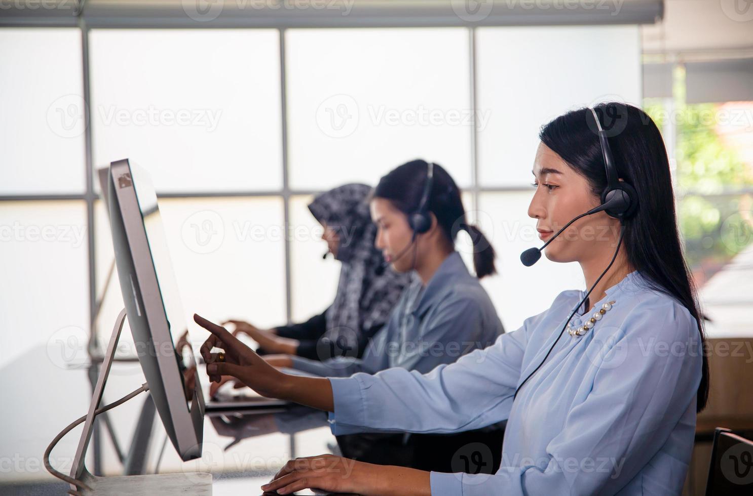 concetto di squadra di servizio. vendita di operatori o contact center in ufficio, call center per le informazioni, ufficio di supporto alle vendite del team professionale di qualità. azienda rappresentativa del posto di lavoro dell'ambiente. foto