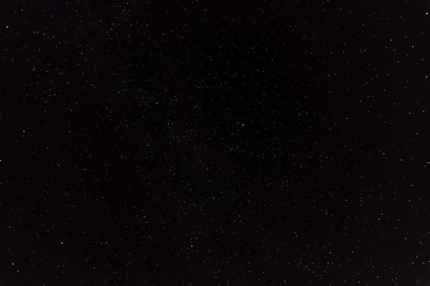 incredibile notte completa di cielo stellato scuro nella natura foto