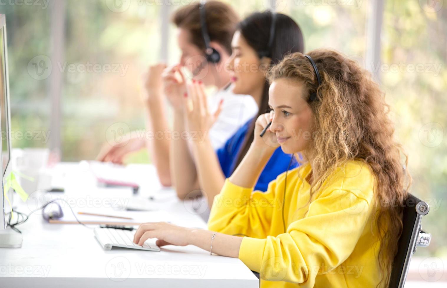 concetto di squadra di servizio. vendita di operatori o contact center in ufficio, call center per le informazioni, ufficio di supporto alle vendite del team professionale di qualità. azienda rappresentativa del posto di lavoro dell'ambiente. foto