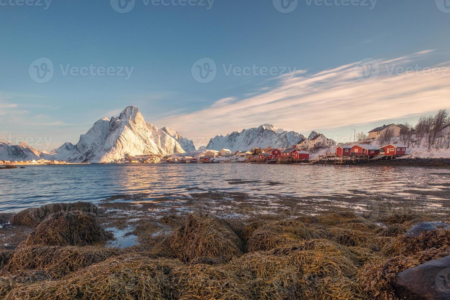 villaggio di pescatori con montagna di neve sulla costa foto