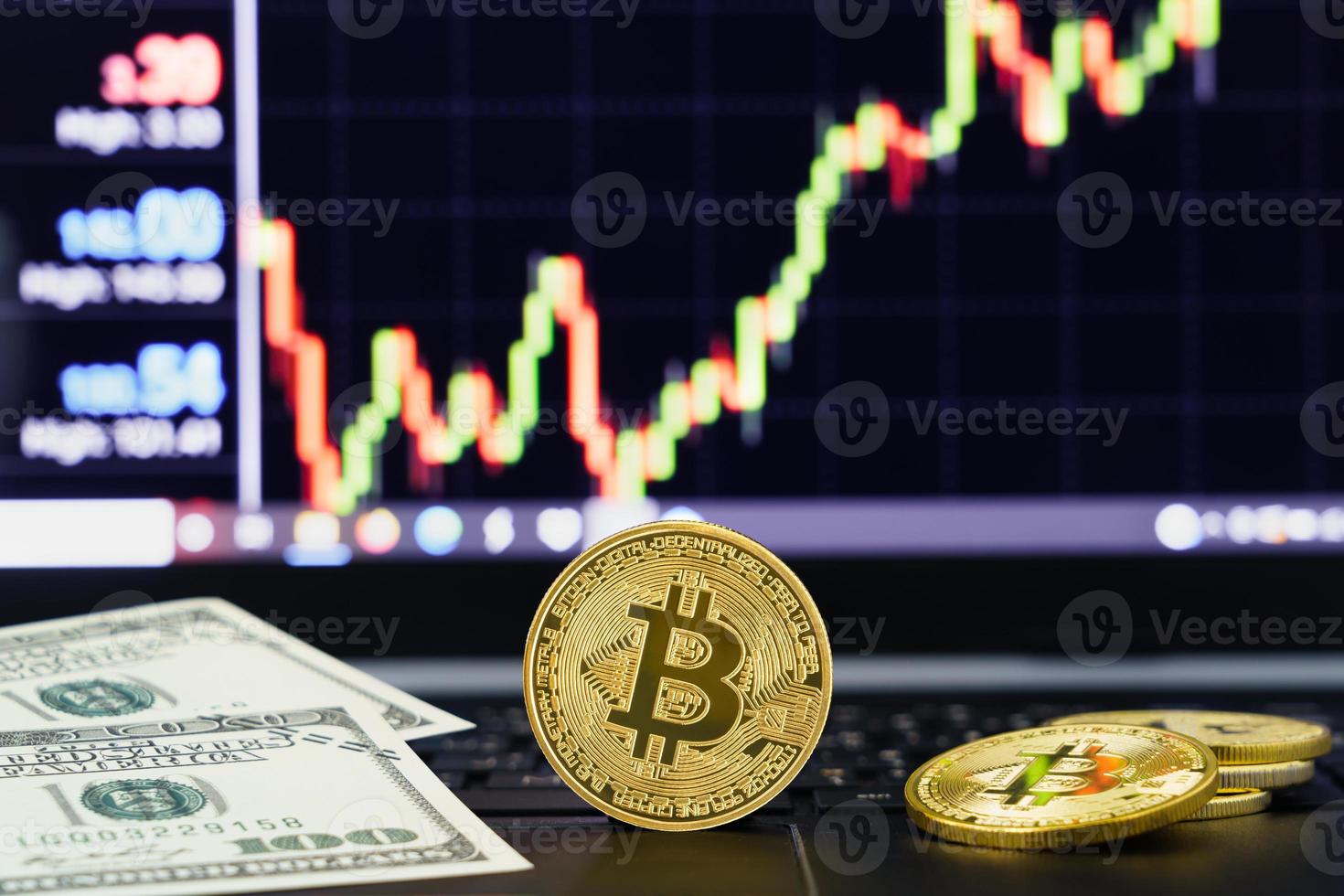 moneta bitcoin sulla tastiera del computer con sfondo del grafico dei prezzi di mercato foto
