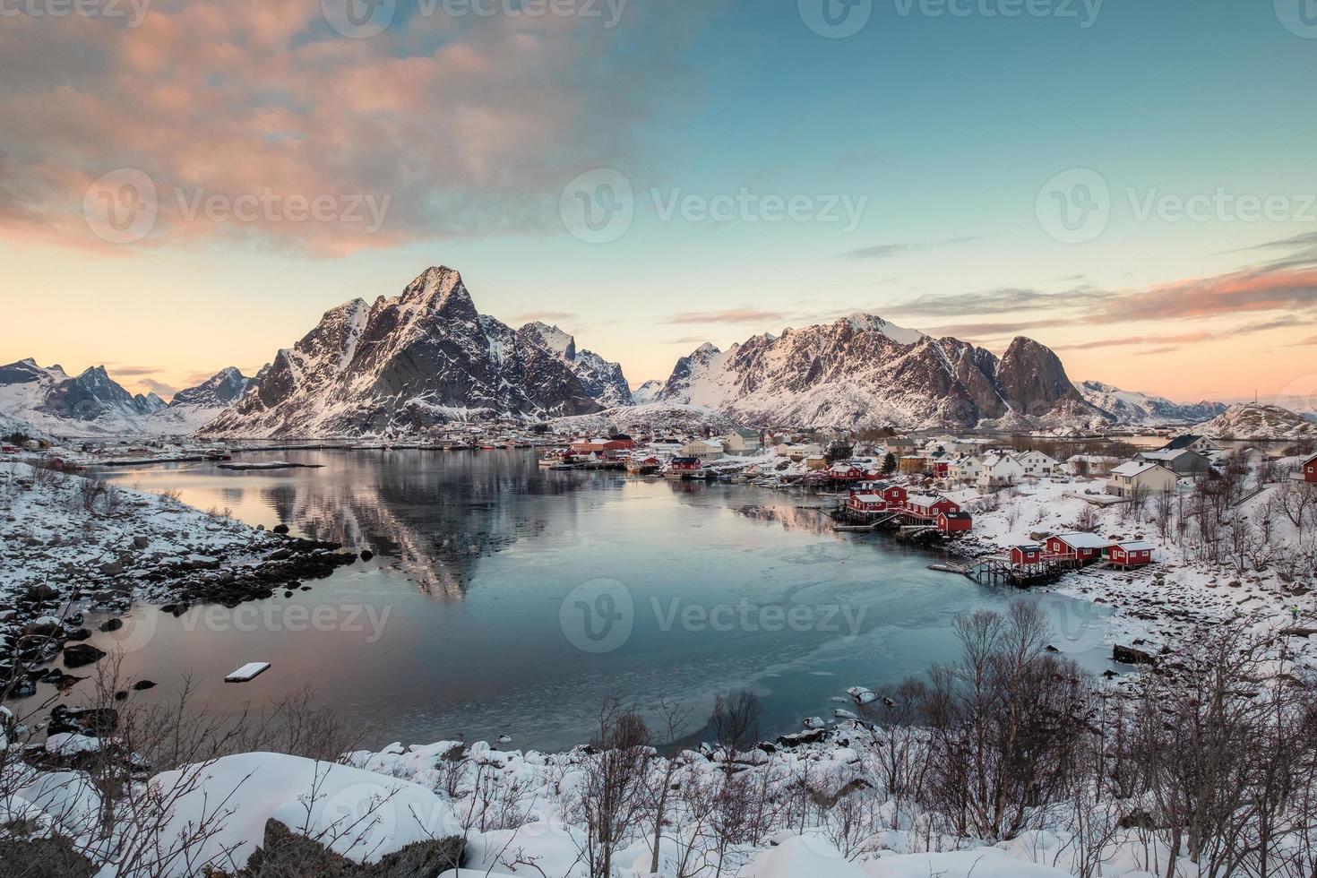 punto di vista del villaggio di reine con la catena montuosa della neve sulla costa alle isole lofoten foto