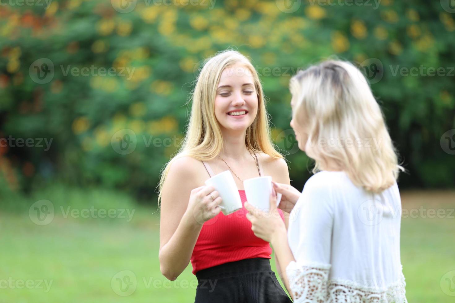 primo piano ritratto di bellezza ragazza con svolazzanti capelli bianchi godersi la natura all'aperto, su un campo. capelli biondi al vento. brezza che gioca con i capelli della ragazza. viso di bella giovane donna foto