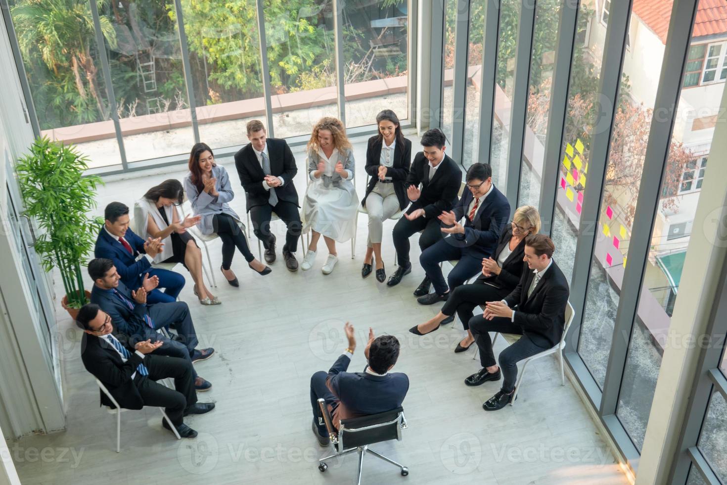 relatore che fa una presentazione in sala. udienza o sala conferenze. vista posteriore di partecipanti non riconosciuti in pubblico. evento convegno scientifico, formazione foto