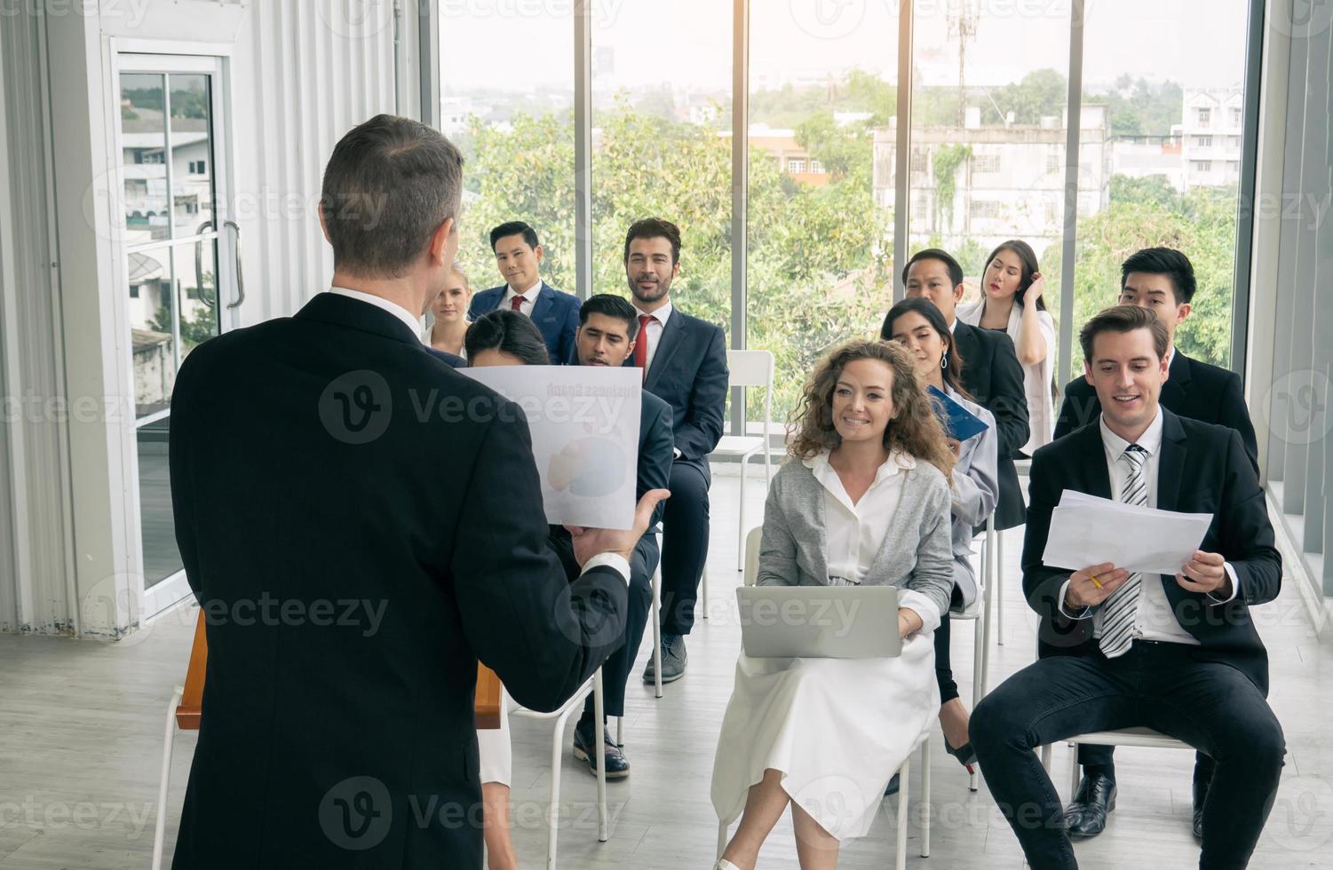 gruppo di persone che ascoltano professionisti aziendali esperti che li aiutano a elaborare una nuova strategia aziendale. foto