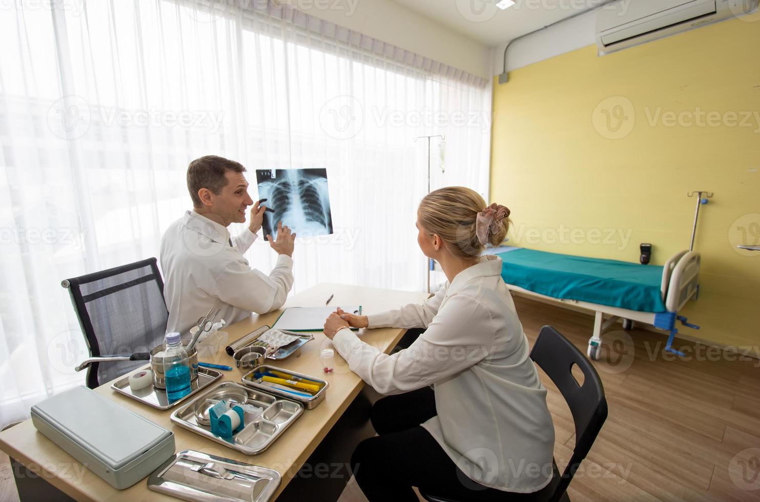 medico e paziente in ospedale foto