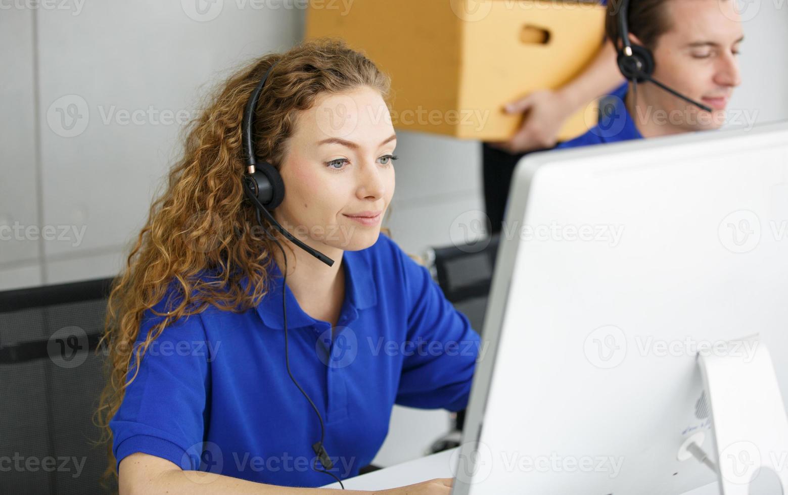 le persone del callcenter che lavorano chiamando la hotline dell'helpdesk o l'agente di televendita, l'assistenza clienti felice foto