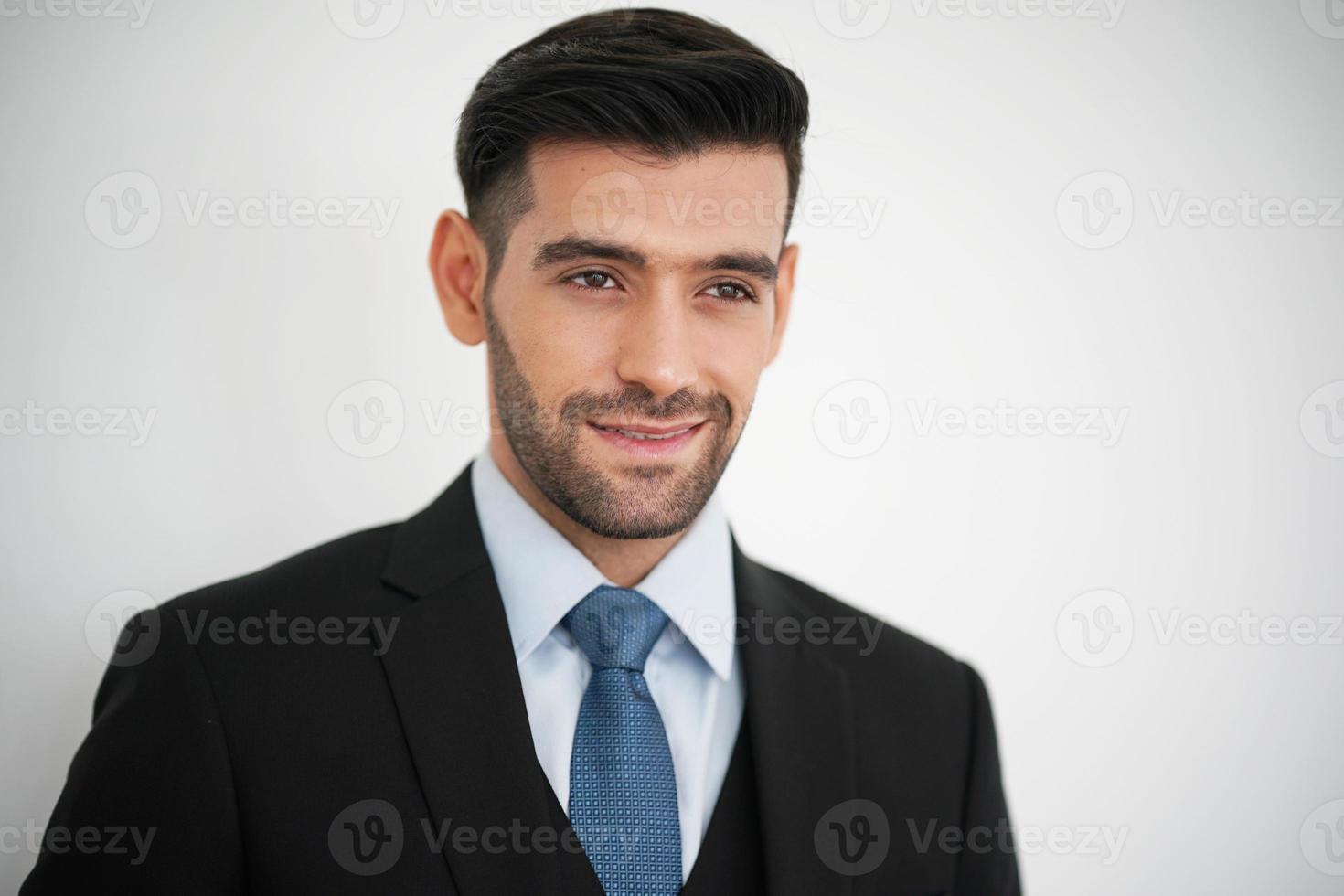 elegante giovane uomo bello caucasico su sfondo bianco, ritratto di moda in studio. foto