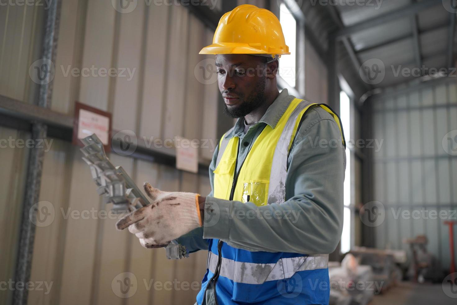 il caposquadra o il lavoratore del settore lavora presso il sito di fabbrica controlla la macchina o i prodotti in loco. ingegnere o tecnico che controlla materiale o macchina sull'impianto. industriale e di fabbrica. foto