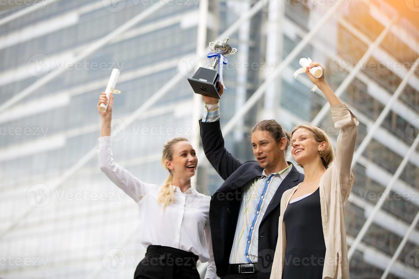 uomini d'affari di successo che stanno insieme si allargano mostrando una forte relazione con la comunità dei lavoratori. un team di uomini d'affari e donne d'affari che esprimono un forte lavoro di squadra di gruppo nell'ufficio moderno. foto