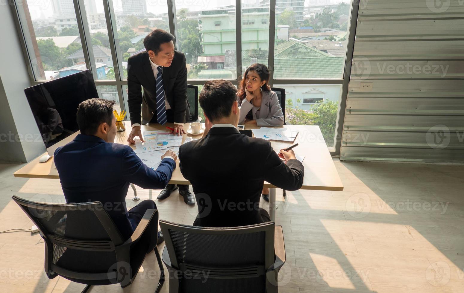 gruppo di uomini d'affari che collaborano in ufficio o uomini d'affari multietnici in riunione. foto