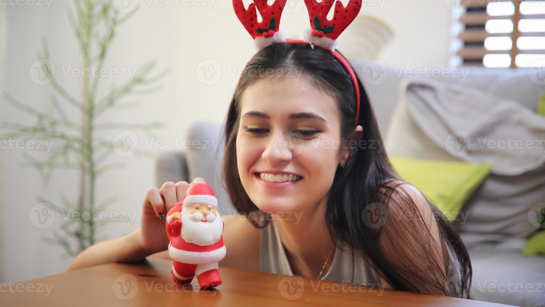 la giovane donna attraente celebra le vacanze durante le vacanze di Natale a casa. foto