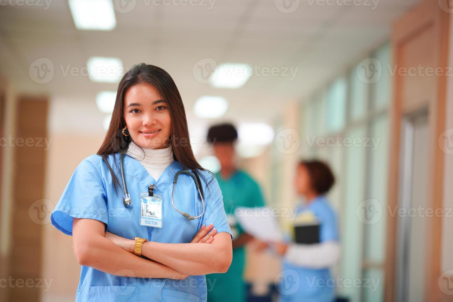 equipe medica internazionale. personale medico ospedaliero. incontro medico e infermiere asiatico e caucasico di razza mista. clinica e stetoscopio. foto