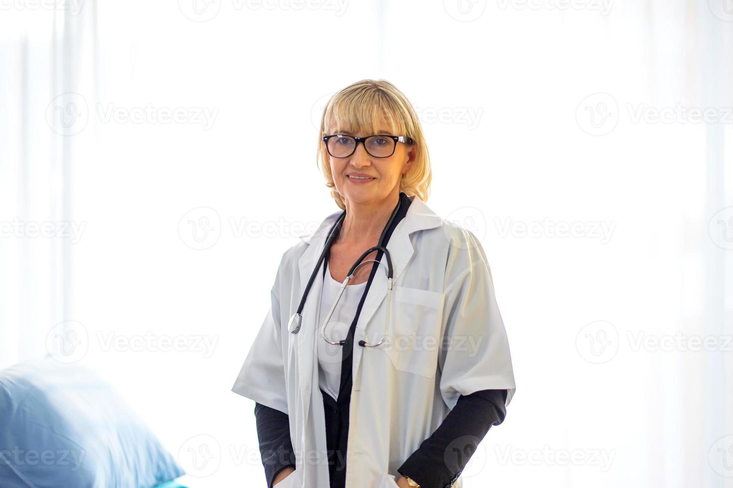 medico femminile senior e paziente in ospedale foto
