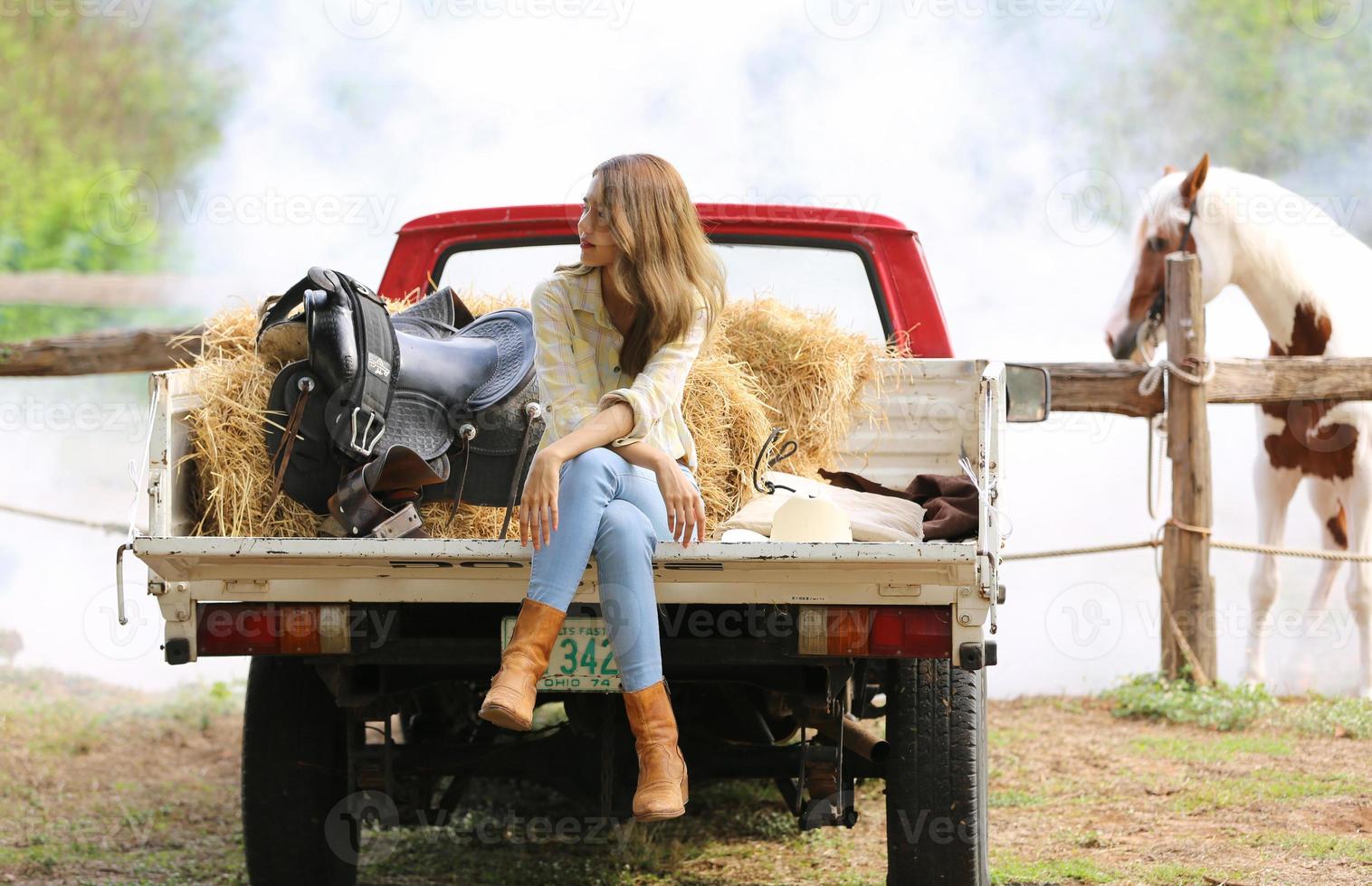 giovane donna con il suo cavallo nella luce del tramonto di sera. fotografia all'aperto con ragazza modella. umore dello stile di vita foto