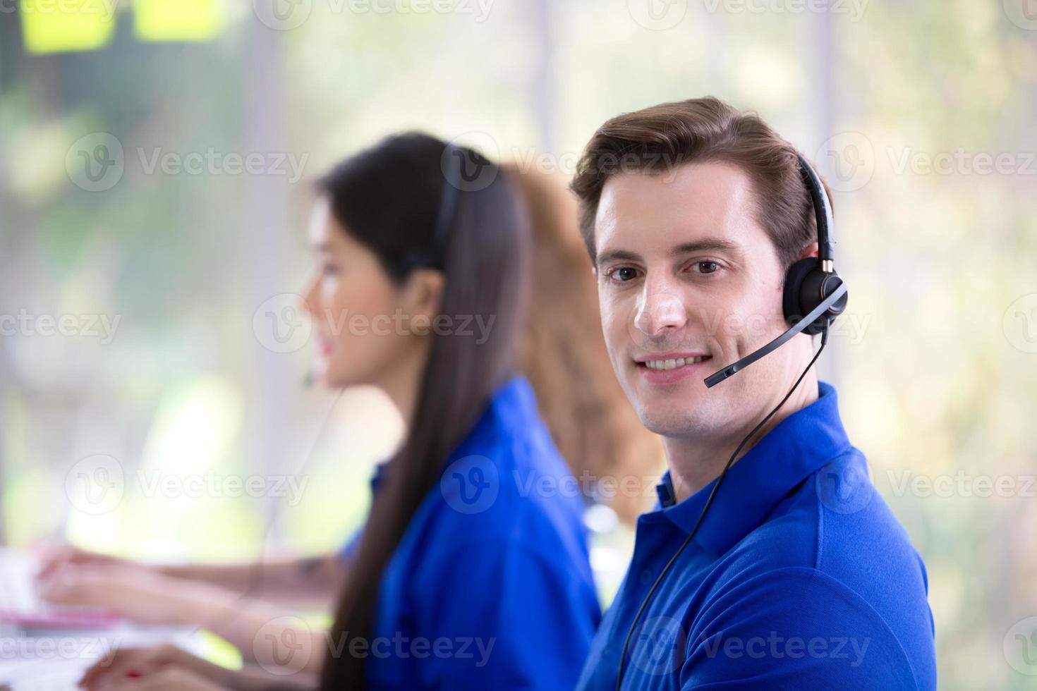 concetto di squadra di servizio. vendita di operatori o contact center in ufficio, call center per le informazioni, ufficio di supporto alle vendite del team professionale di qualità. azienda rappresentativa del posto di lavoro dell'ambiente. foto