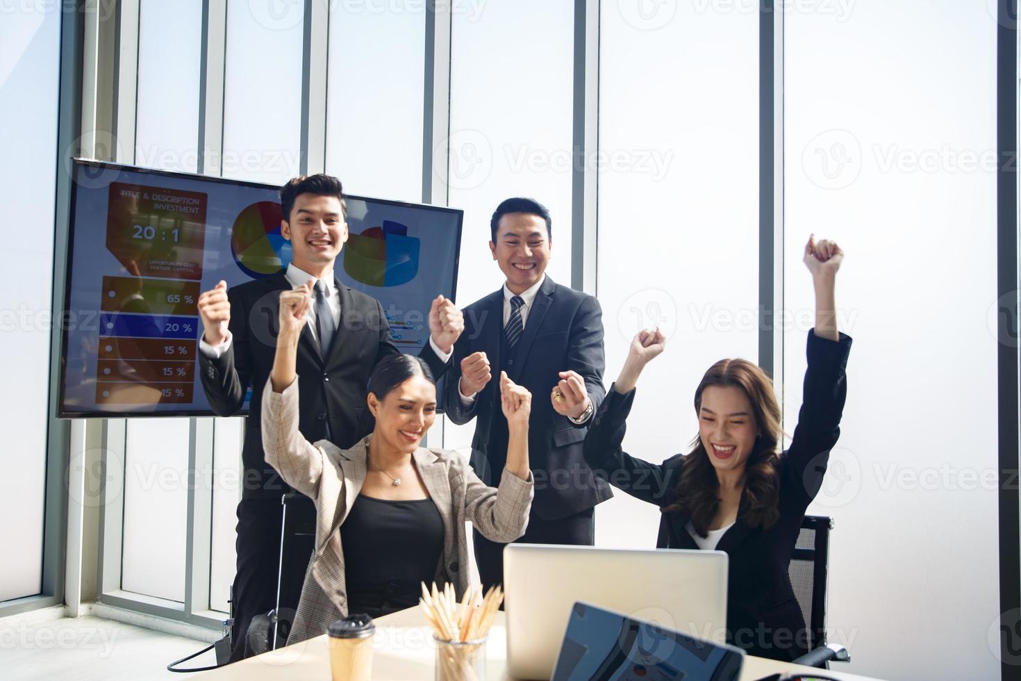 giovane team di start-up che lavora nella sala riunioni. foto