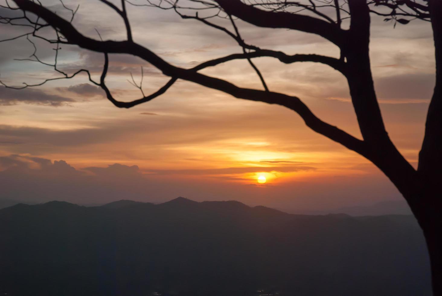 un tramonto da terra nera foto