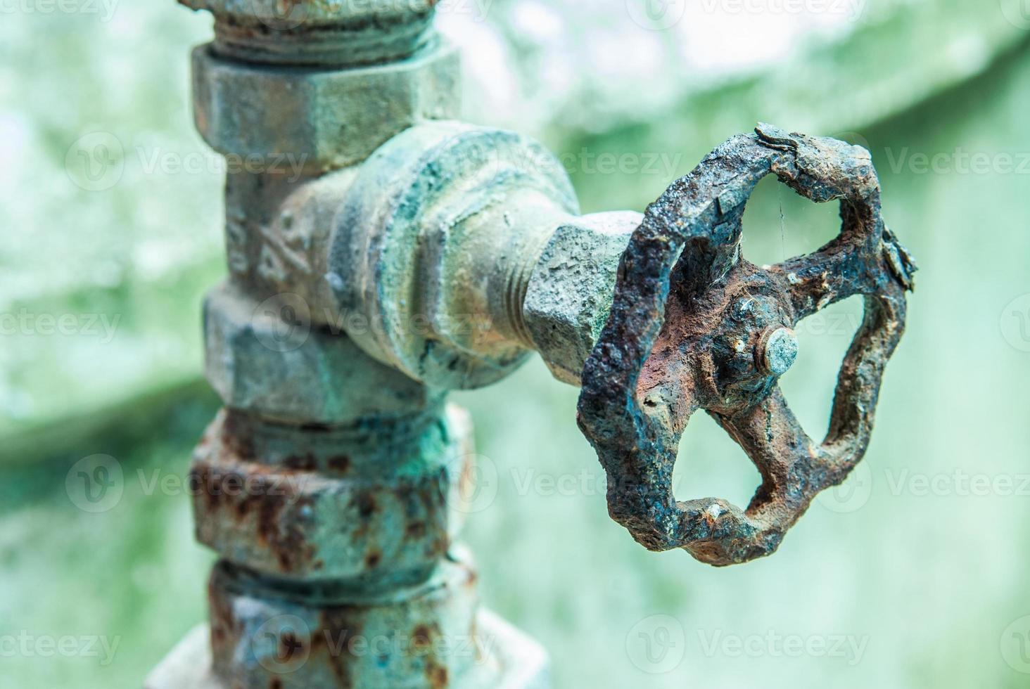 rubinetto dell'acqua arrugginito e vecchio foto