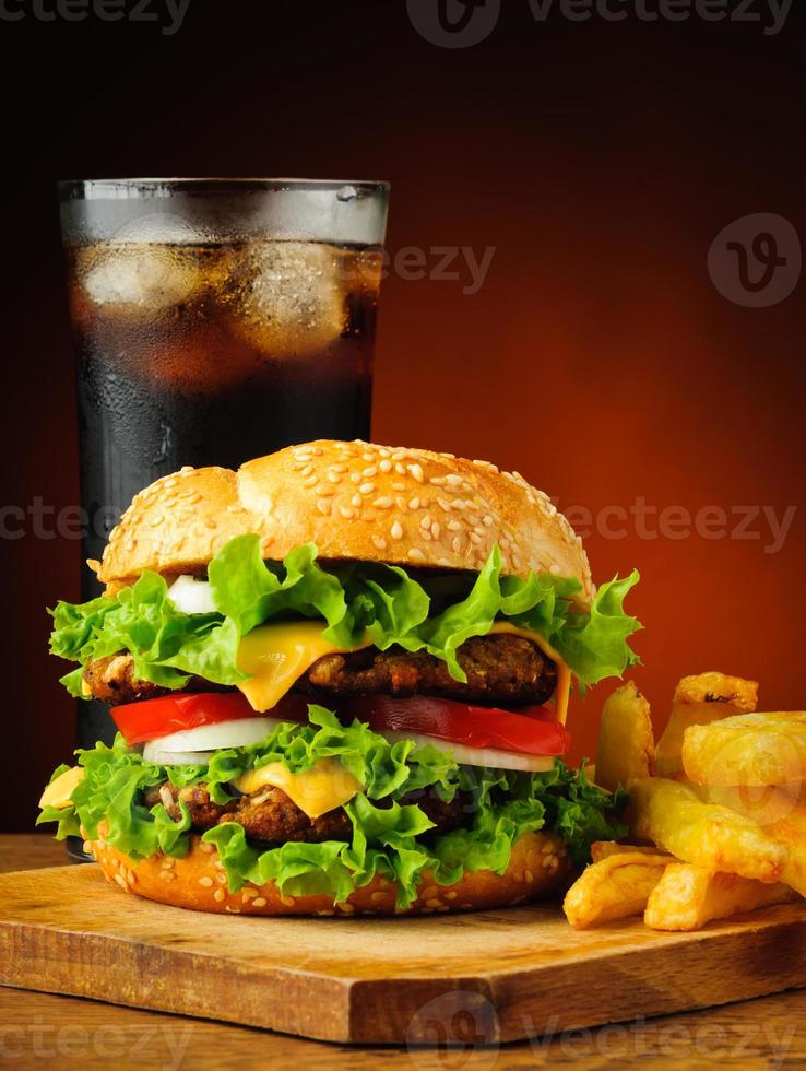 hamburger tradizionale, patatine fritte e bevanda alla cola foto