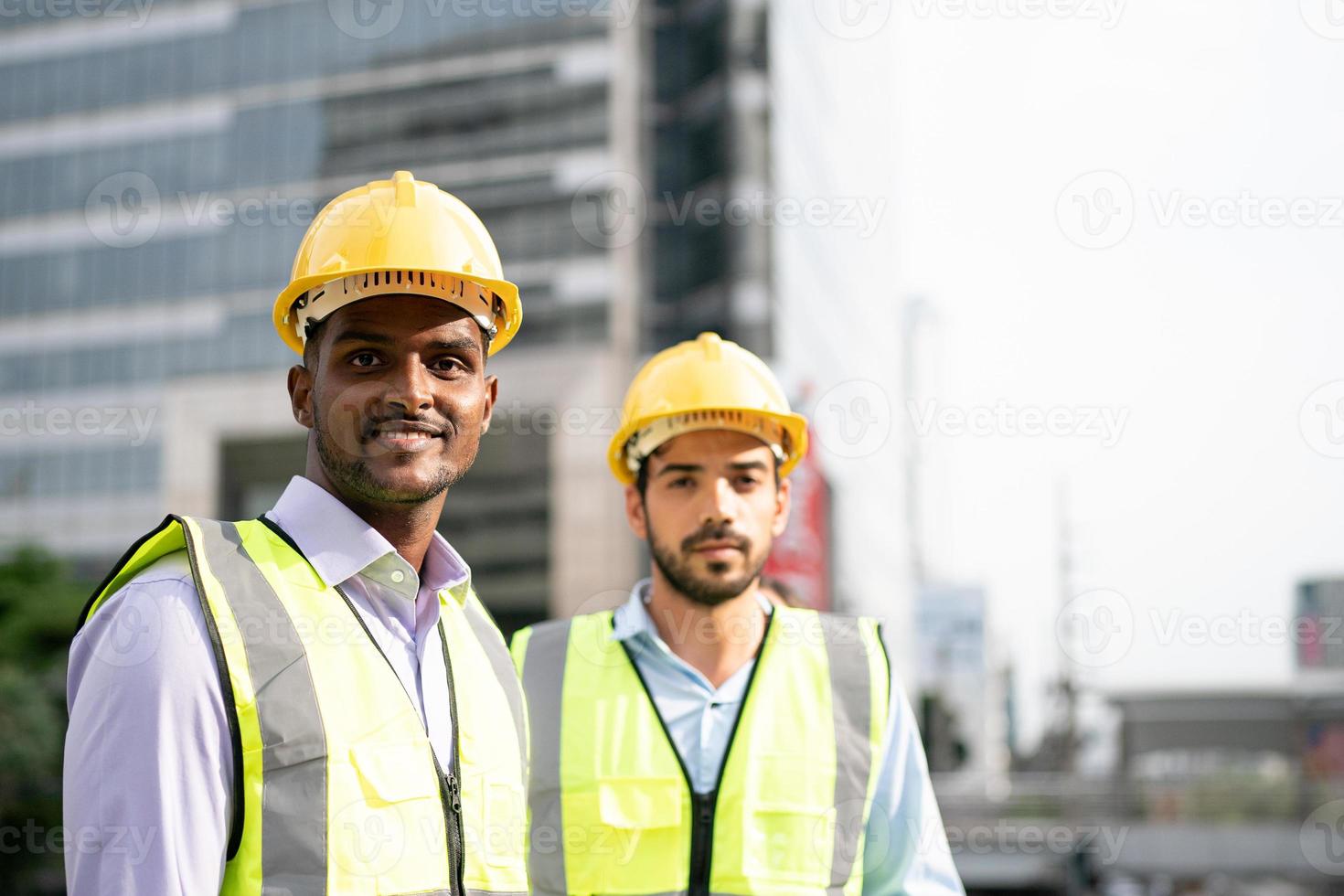 architetto, ingegnere civile e lavoratore che esaminano piani e progetti, discutendo problemi in cantiere foto