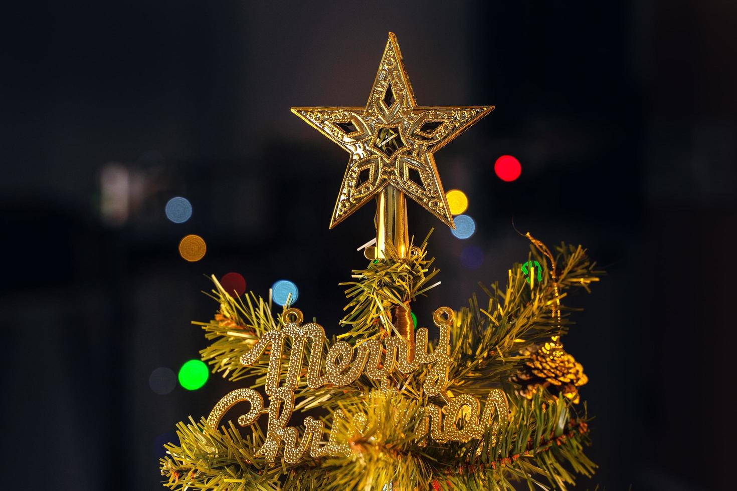 bellissimo concetto di arredamento natalizio, pallina appesa all'albero di natale con punto luminoso scintillante, sfondo nero scuro sfocato, dettagli macro, primo piano. foto