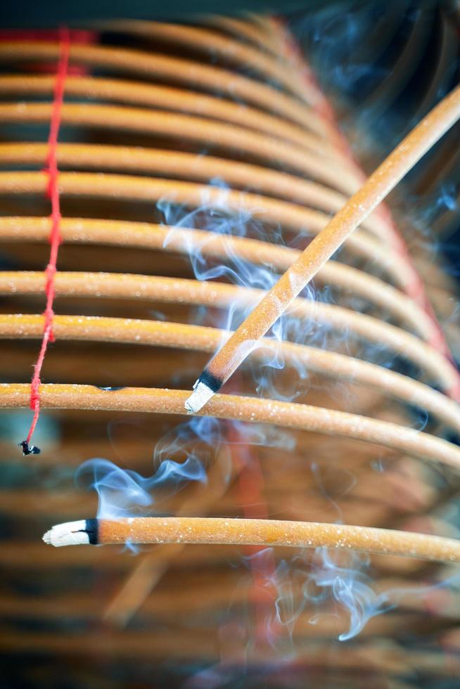 incenso a spirale bruciato nel tempio di Macao macao, costumi culturali cinesi tradizionali per adorare Dio, primo piano, stile di vita. foto