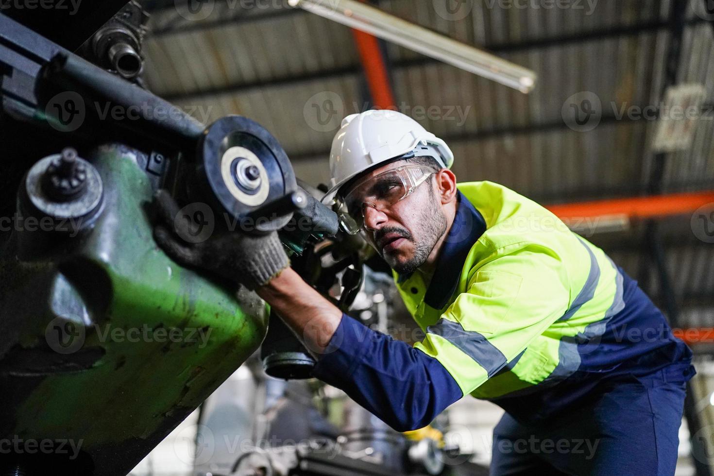 il caposquadra o il lavoratore lavorano in fabbrica controllano la macchina o i prodotti in loco. ingegnere o tecnico che controlla materiale o macchina sull'impianto. industriale e di fabbrica. foto