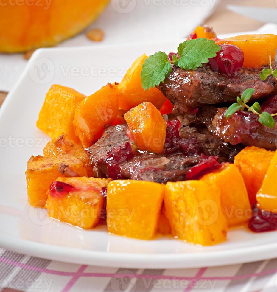 zucca al forno con carne e verdure. foto