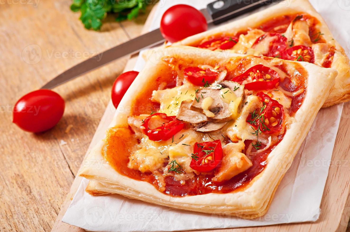 pizza con pollo, pomodori e funghi foto