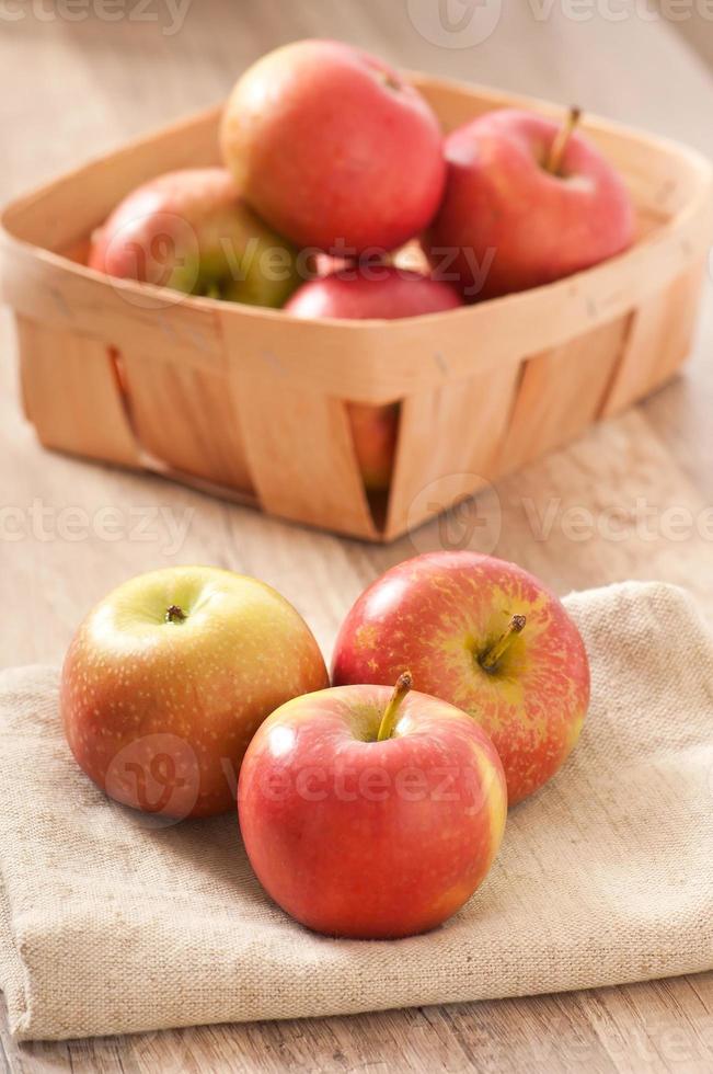 mele rosse mature su un sfondi di legno foto