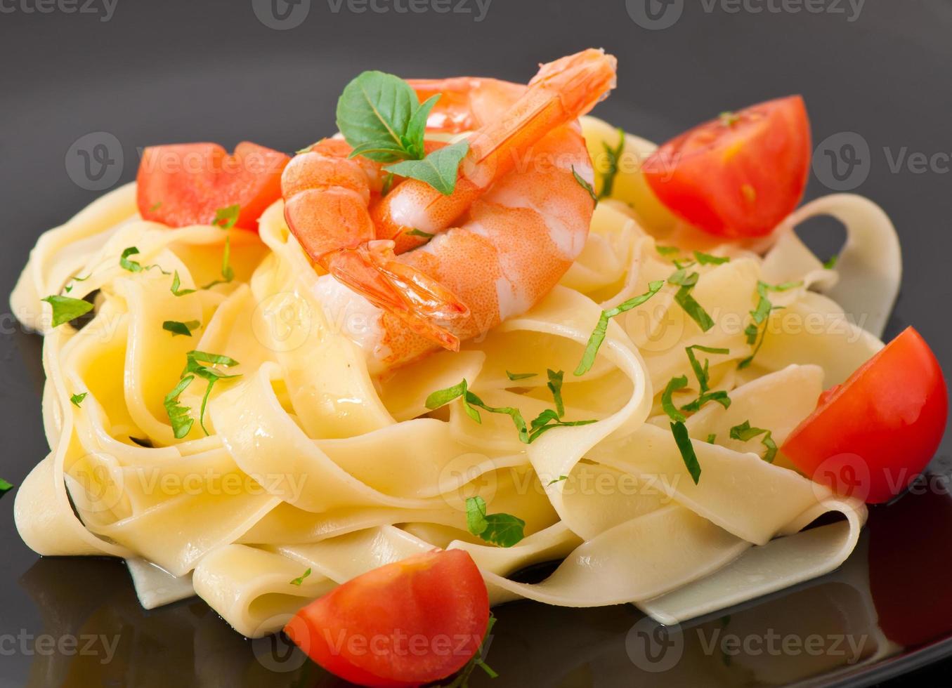 pasta con gamberi e pomodori foto