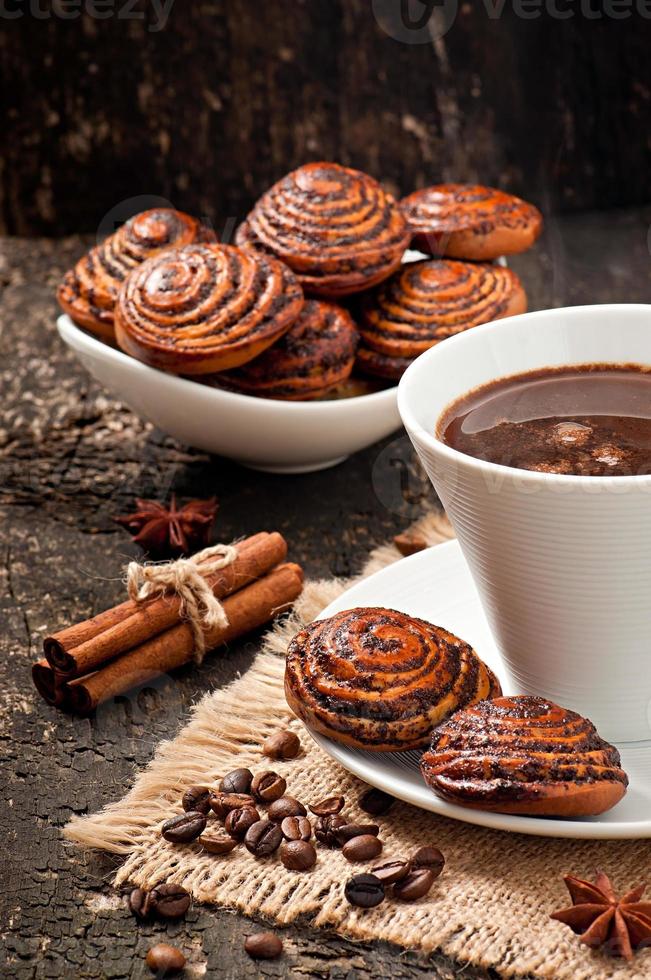 tazza di caffè e biscotti con semi di papavero foto