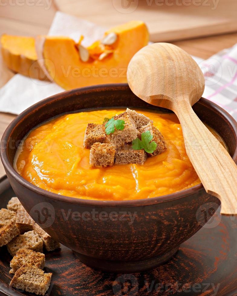 zuppa di zucca con crostini foto