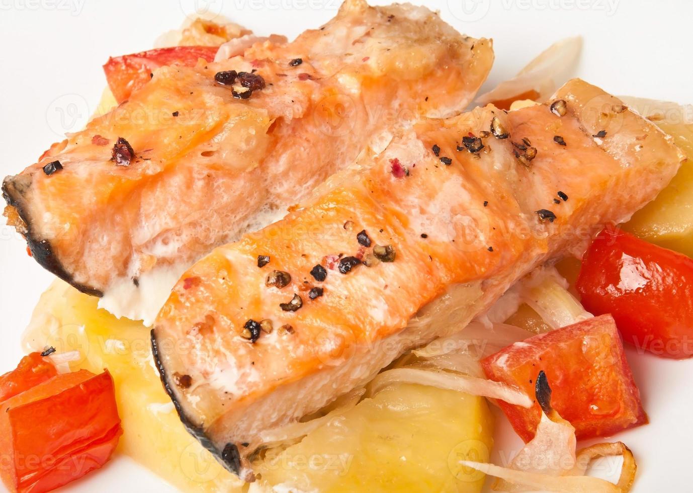 tranci di salmone con patate, pomodori e cipolle al forno foto