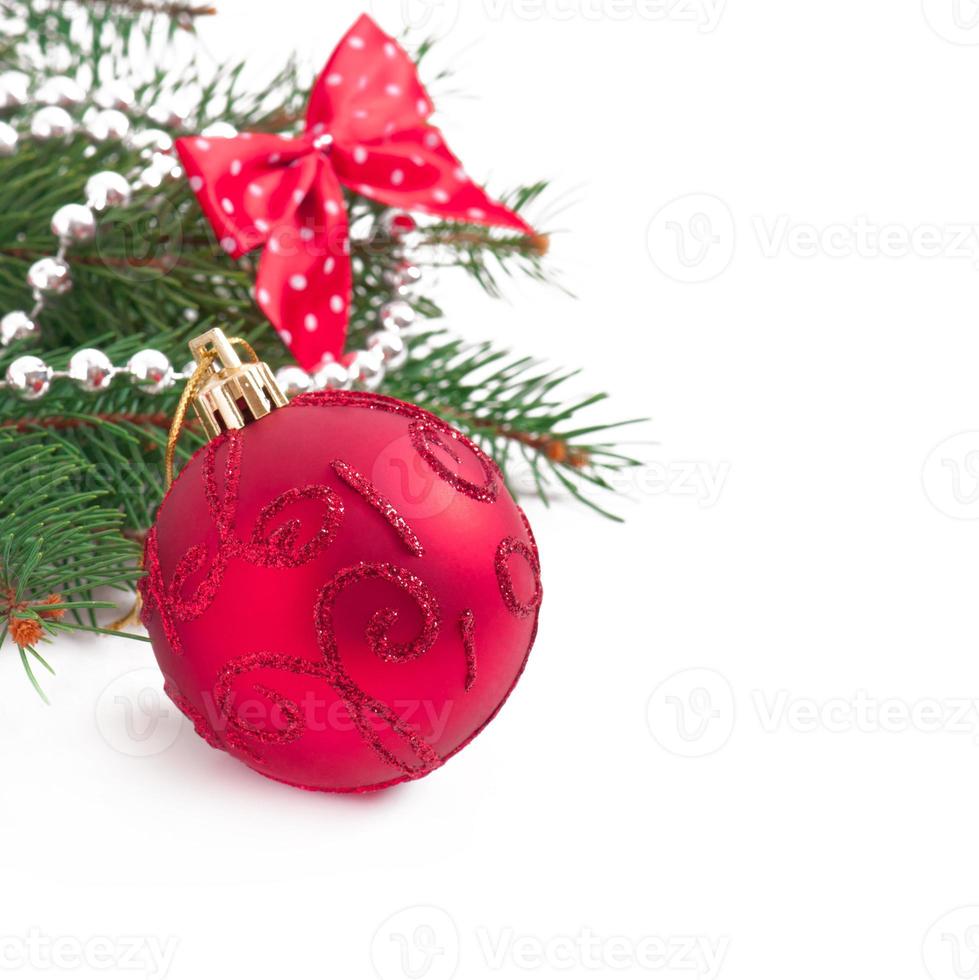 decorazioni natalizie e rami di abete sullo sfondo di legno vecchio foto