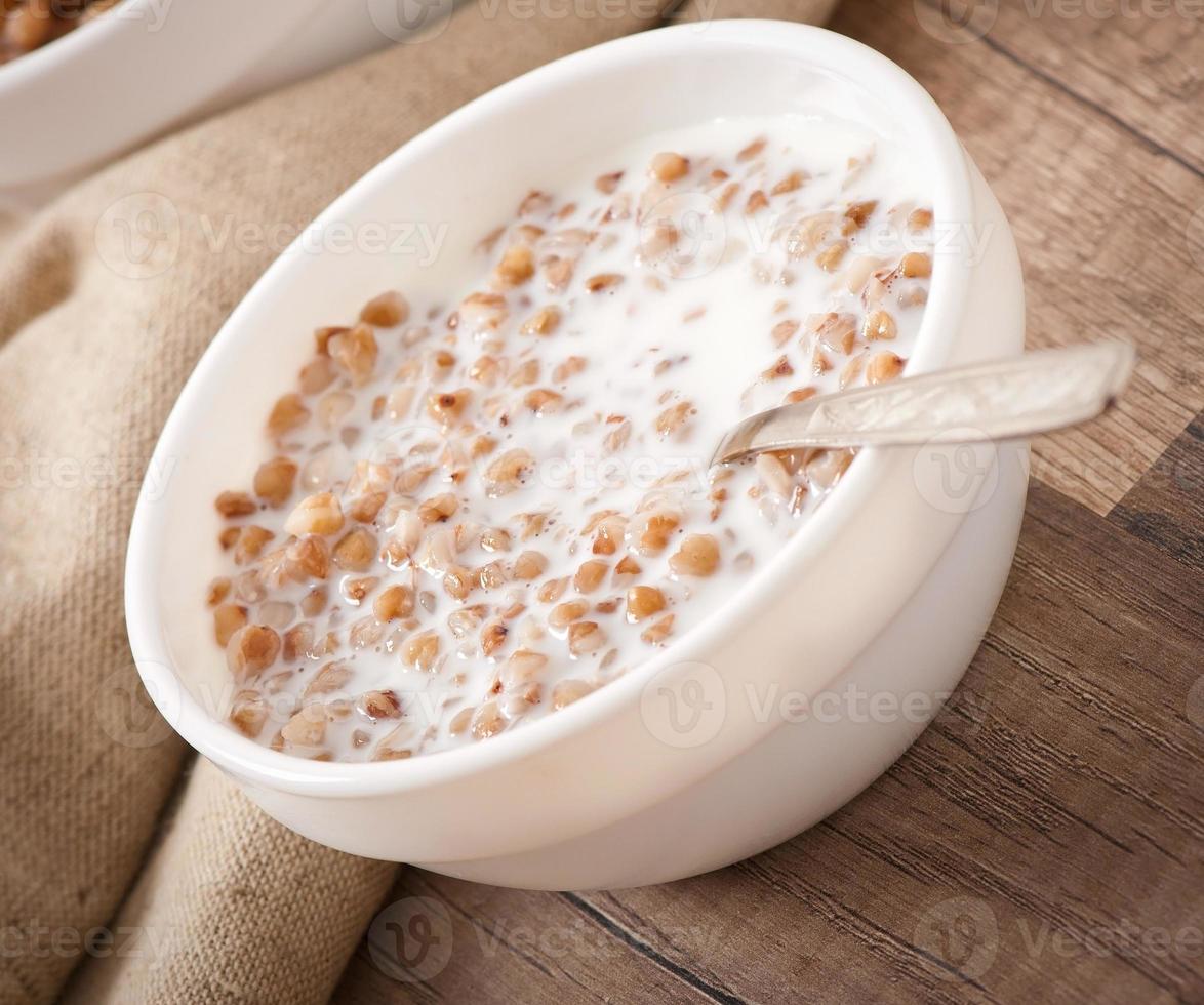 porridge di grano saraceno in una ciotola su un tavolo di legno foto