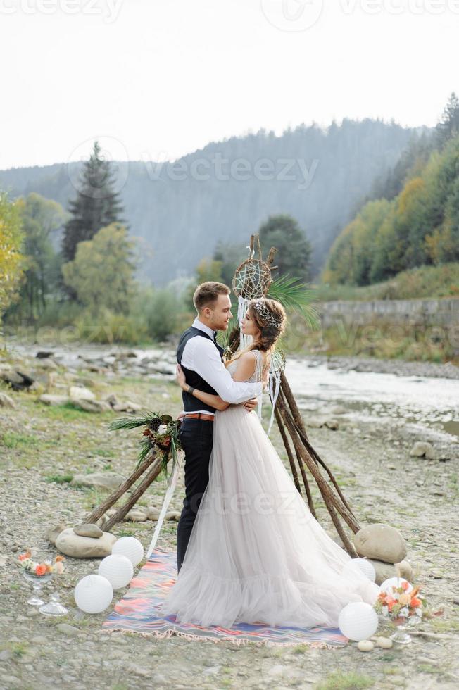 servizio fotografico di una coppia innamorata. cerimonia nuziale nello stile di bokho foto